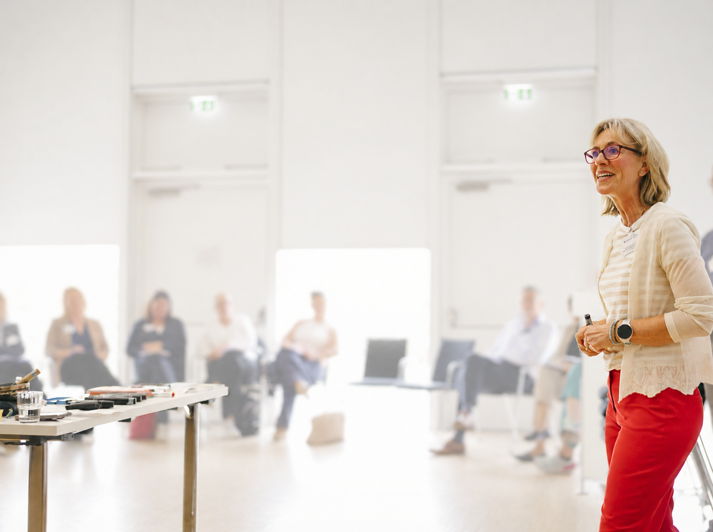 Engagierte Präsentation im hellen Seminarraum